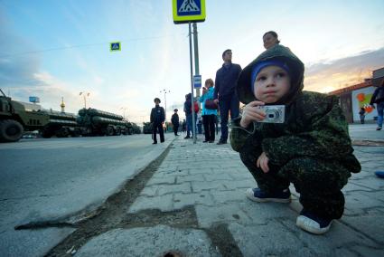 Екатеринбург. Мальчик с фотоаппаратом наблюдает как военная техника готовится к репетиции парада к дню победы