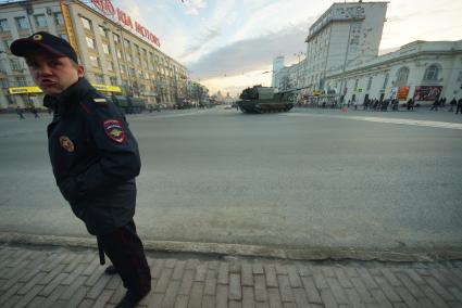 Екатеринбург. Полицейский из оцепления во время проезда военной техники по проспекту Ленина для участия в репетиции парада к Дню Победы