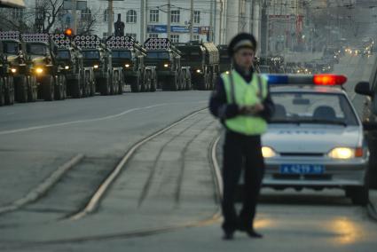 Екатеринбург. Военная техника едет по проспекту Ленина для участия в репетиции парада к Дню Победы