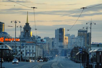 Екатеринбург. Военная техника едет по проспекту Ленина для участия в репетиции парада к Дню Победы