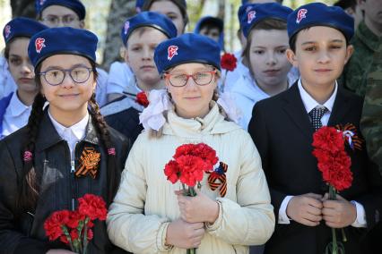 Ставрополь. Накануне Дня Победы у  мемориала `Огонь Вечной Славы` ученики  городских школ  вступили в ряды военно-патриотического движения `Юнармия`.