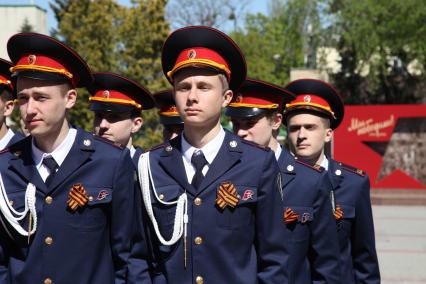 Ставрополь. Накануне Дня Победы у  мемориала `Огонь Вечной Славы` ученики  городских школ  вступили в ряды военно-патриотического движения `Юнармия`.