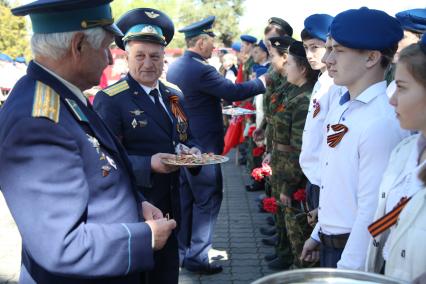 Ставрополь.  Ветераны  Великой Отечественной войны приняли присягу  у  школьников, вступивших в ряды  Юнармейцев.