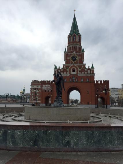 Марий Эл, Йошкар-Ола. Вид на Благовещенскую башню на площади Республики Пресвятой Девы Марии и скульптуру Архангела Гавриила.