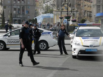 Украина, Киев.  Подготовка к международному песенному конкурсу `Евровидение` в Киеве. Полицейский патруль на Площади Независимости (Майдан Незалежности).