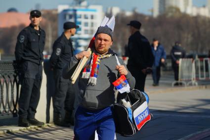 Екатеринбург. Уличный торговец праздничной атрибутикой перед началом шествия колонны профсоюзов в день весны и труда.