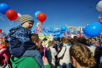 Екатеринбург. Ребенок на плечах у папы во время шествия колонны профсоюзов в день весны и труда.