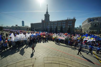 Екатеринбург. Торжественный митинг первомайской демонстрации профсоюзов на площади 1905г в день весны и труда.