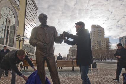 Екатеринбург. Актер Виктор Логинов (справа) исполнитель роли Гены Букина в сериале \'Счастливы вместе\' во время открытия памятника Гене Букну на улице Вайнера