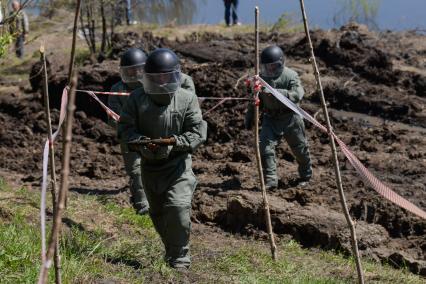 Воронежская область. Инженеры войск Западного военного округа достают боеприпасы из американского легкого танка M3 Stuart, найденного на дне реки Дон.