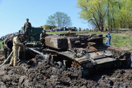 Воронежская область. Американский легкий танк M3 Stuart, поднятый со дна реки Дон инженерами войск Западного военного округа.