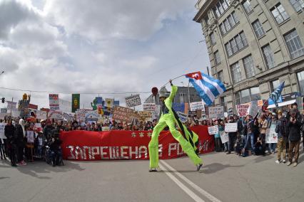 Новосибирск. Участники первомайской `Монстрации` на одной из улиц города.