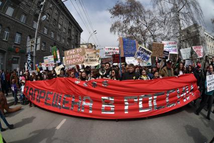 Новосибирск. Участники первомайской `Монстрации` на одной из улиц города.