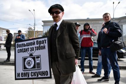 Новосибирск. Участники первомайской `Монстрации` на одной из улиц города.