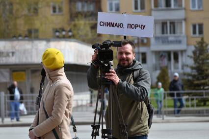 Новосибирск. Участники первомайской `Монстрации` на одной из улиц города.