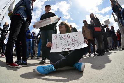 Новосибирск. Участники первомайской `Монстрации` на одной из улиц города.