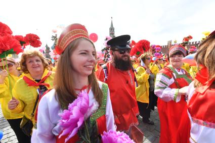 Москва. Участники первомайской демонстрации на Красной площади.