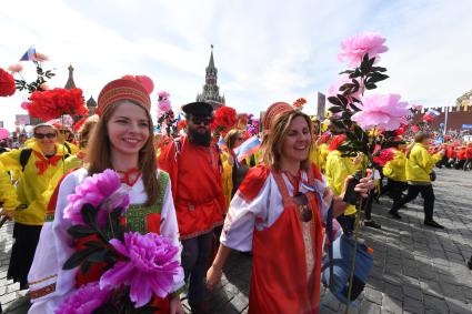 Москва. Участники  первомайской демонстрации  на Красной площади.