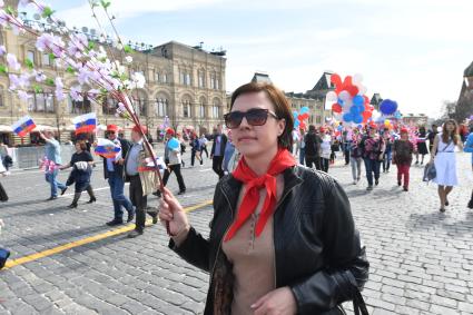 Москва. Участники  первомайской демонстрации  на Красной площади.