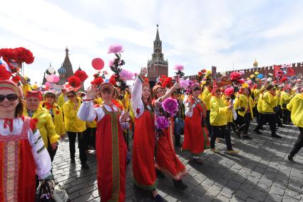 Москва. Участники  первомайской демонстрации  на Красной площади.