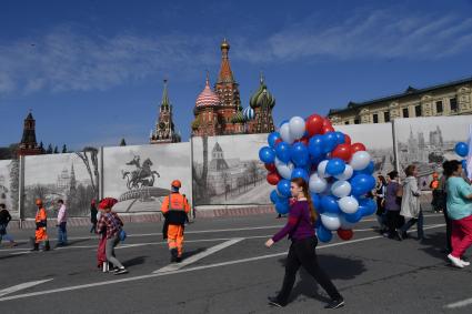 Москва. Участники первомайской демонстрации на Васильевском спуске.