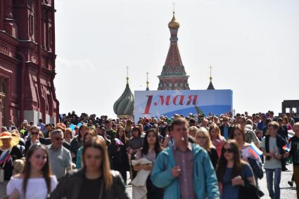 Москва. Участники первомайской демонстрации на Красной площади.