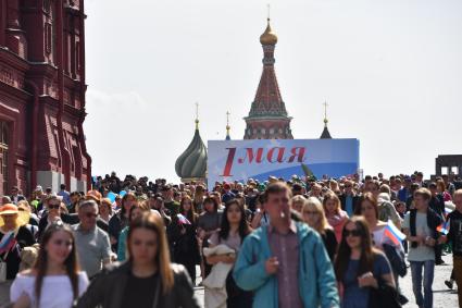 Москва. Участники  первомайской демонстрации  на Красной площади.