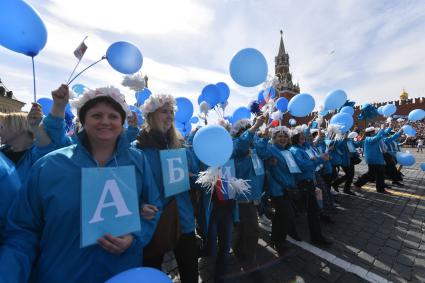 Москва. Участники  первомайской демонстрации  на Красной площади.