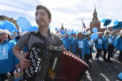 Москва. Участники  первомайской демонстрации  на Красной площади.