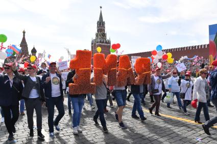 Москва. Участники первомайской демонстрации на Красной площади.