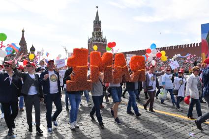 Москва. Участники  первомайской демонстрации  на Красной площади.