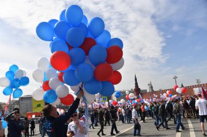 Москва. Участники первомайской демонстрации на  Васильевском спуске.