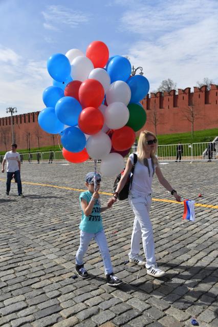 Москва. Участники первомайской демонстрации на  Васильевском спуске.