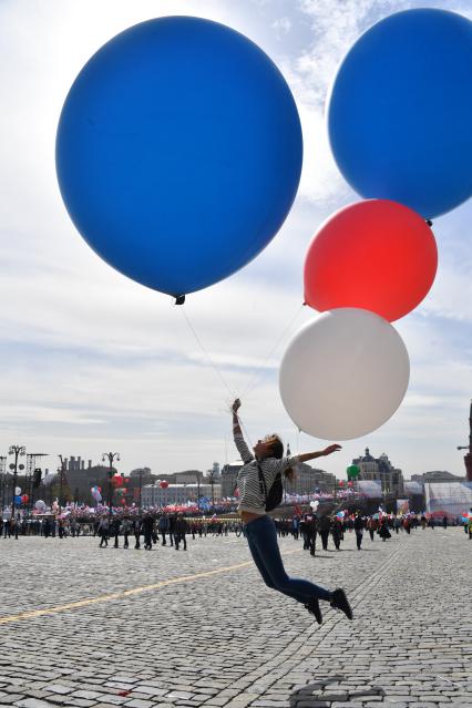 Москва. Участница первомайской демонстрации на Васильевском спуске.