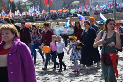 Москва. Участники первомайской демонстрации на Большом Москворецком мосту.