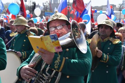 Москва. Духовой оркестр на  первомайской демонстрации на Большом Москворецком мосту.