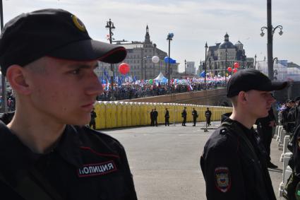 Москва. Полицейское оцепление во время первомайской демонстрации на Большом Москворецком мосту.