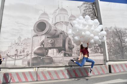 Москва. Участница первомайской демонстрации на Васильевском спуске.