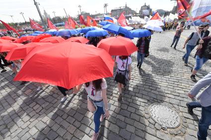 Москва. Участники  первомайской демонстрации .