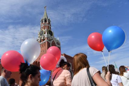 Москва. Участники  первомайской демонстрации  на Красной площади.