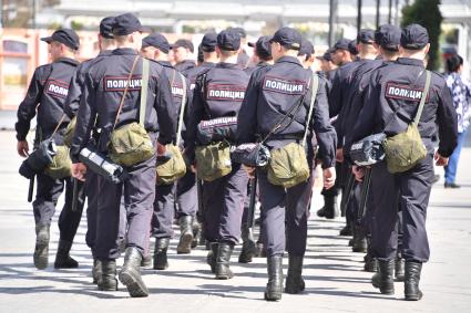 Москва. Полицейские  во время первомайской демонстрации.