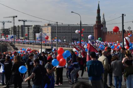 Москва. Участники первомайской демонстрации на Большом Москворецком мосту.