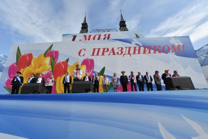 Москва. Участники  первомайской демонстрации  на Красной площади.