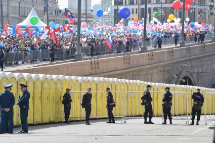 Москва. Полицейское оцепление во время первомайской демонстрации на Большом Москворецком мосту.