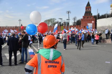 Москва. Участники первомайской демонстрации на Васильевском спуске.