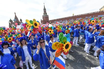 Москва. Участники  первомайской демонстрации  на Красной площади.