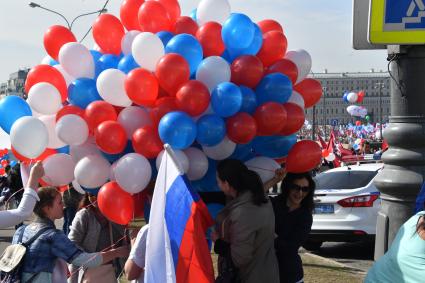 Москва. Участники первомайской демонстрации на Большом Москворецком мосту.