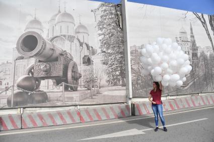 Москва. Участница первомайской демонстрации на Васильевском спуске.