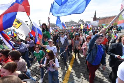 Москва. Участники первомайской демонстрации на Васильевском спуске.