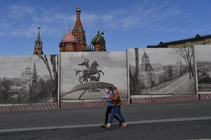 Москва. Участники первомайской демонстрации на Васильевском спуске.